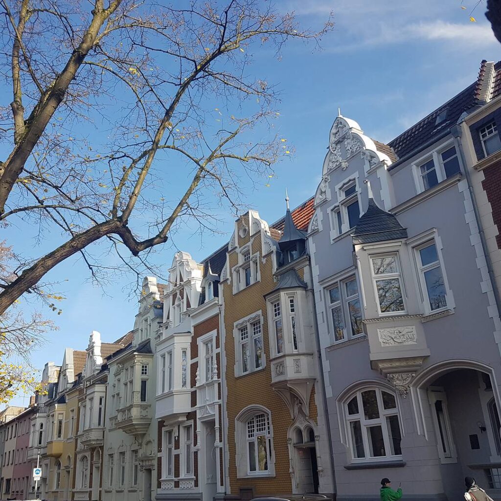 Erkerreihe auf der Brucknerallee MG anders sehen